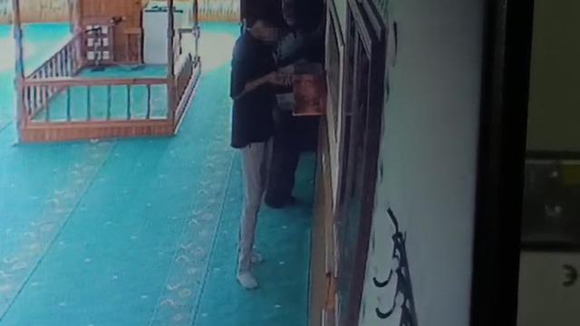 Tamirciyim dedi… Camiden 6 dakikada 5 bin lira çaldı