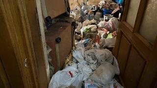 Tam 10 kamyon çöp çıktı! Dile kolay 25 yıl! Evdeki cenaze ortaya çıkardı! 