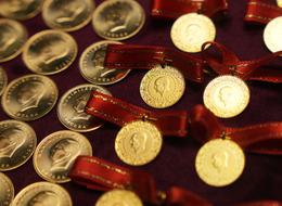 Altın fiyatlarında görülmemiş rakam! Bir çifte rekor daha: Gram altın 3000 liraya koşuyor, Cumhuriyet altını 20 bin lirayı aştı 