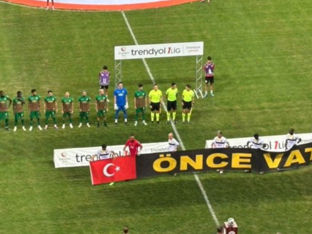 İstanbulspor, Amedspor maçına o pankartla çıktı! Maç öncesi protokol krizi
