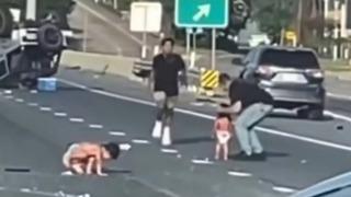 Korkunç kaza! Çarpışan iki arabadan bebekler beziyle otoyola fırladı... Emekleyerek kaçmaya çalıştılar