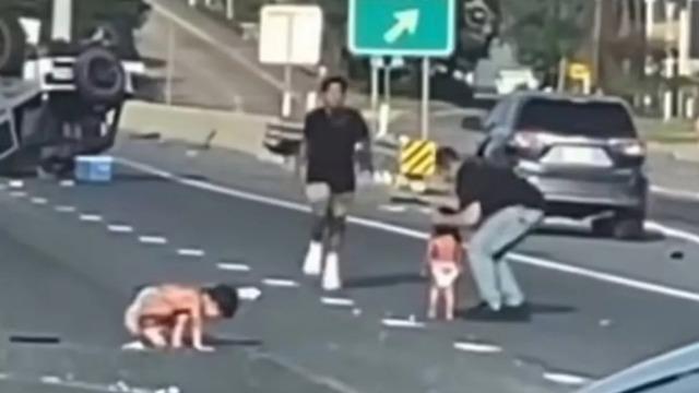 Korkunç kaza! Çarpışan iki arabadan bebekler beziyle otoyola fırladı... Emekleyerek kaçmaya çalıştılar