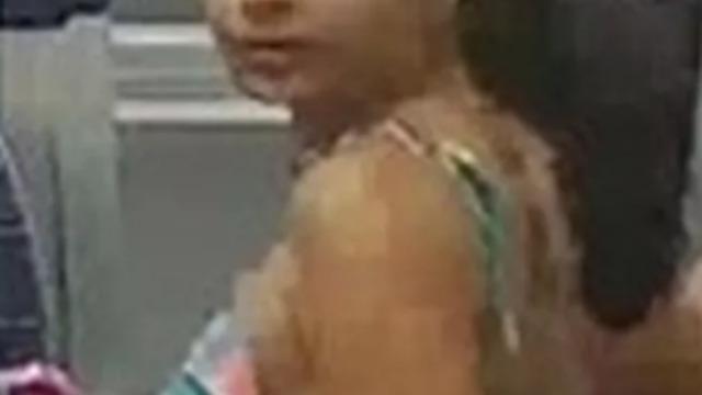 Tren istasyonunda ortalık bir anda karıştı! Kavga eden iki adamı topuklu ayakkabıyla müdahale ederek ayırdı