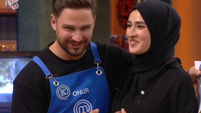 MasterChef Beyza ve Onur'un yakınlığı sosyal medyayı ikiye böldü! Aşk mı dostluk mu?