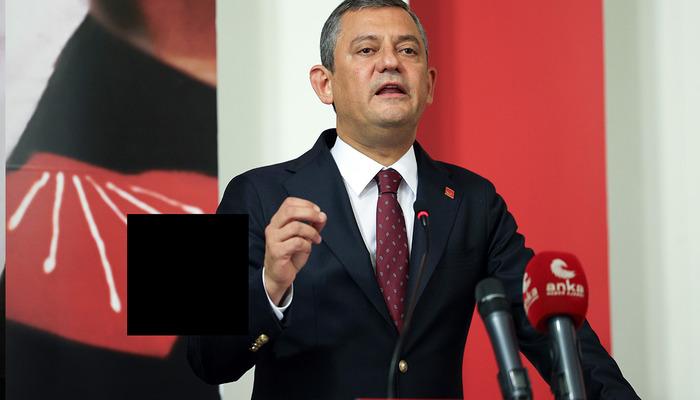 CHP lideri Özel, İYİ Parti'den istifa eden Adana milletvekiline rozetini taktı