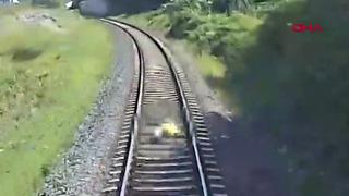 Tren raylarında korkunç kaza! Ölüm anı anbean kaydedildi… 3 saat 25 dakika detayı! 