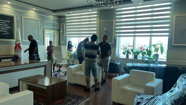 Döşemealtı Belediye Başkanı Dal'ın odasındaki eşyalar ve makam koltuğu haczedildi! Kilim üzerinde poz verip açıkladı: 'Borcu biz yapmadık'