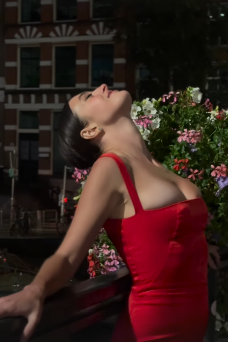 Melis Sezen Amsterdam'da tek Türk oyuncu olarak boy gösterdi! Kırmızı elbisesiyle olay... G3