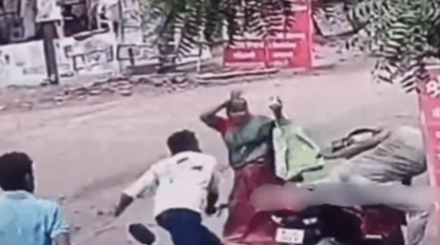 Sert kayaya çarptılar! Oğluna saldıran motorlu adamlara taşla cevap verdi...Sosyal medya yaşlı kadının cesaretini övdü