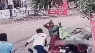 Sert kayaya çarptılar! Oğluna saldıran motorlu adamlara taşla cevap verdi...Sosyal medya yaşlı kadının cesaretini övdü