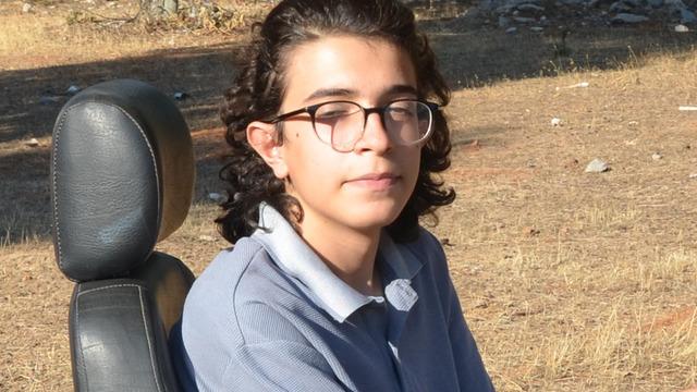 '17 bin TL'ye mal oldu' Lise öğrencisi çıraklık parasıyla kendi arabasını yaptı 'Normal bir araçtaki tüm özellikler var'