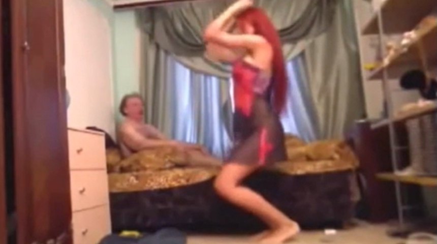 Sosyal medya bu görüntüleri konuşuyor! Eşini aldatırken fena yakalandı... Bir gören bir daha baktı