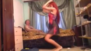 Sosyal medya bu görüntüleri konuşuyor! Eşini aldatırken fena yakalandı... Bir gören bir daha baktı