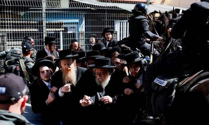 İsrail fena karıştı! Ultra Ortodoks Yahudiler sokaklara çıktı, polisten sert müdahale G1