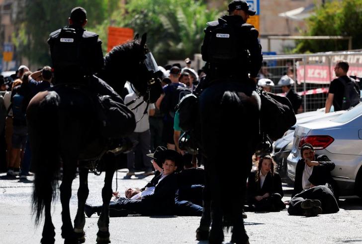 İsrail fena karıştı! Ultra Ortodoks Yahudiler sokaklara çıktı, polisten sert müdahale G2