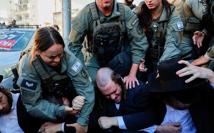 İsrail fena karıştı! Ultra Ortodoks Yahudiler sokaklara çıktı, polisten sert müdahale G4