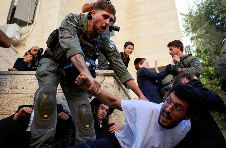 İsrail fena karıştı! Ultra Ortodoks Yahudiler sokaklara çıktı, polisten sert müdahale G5