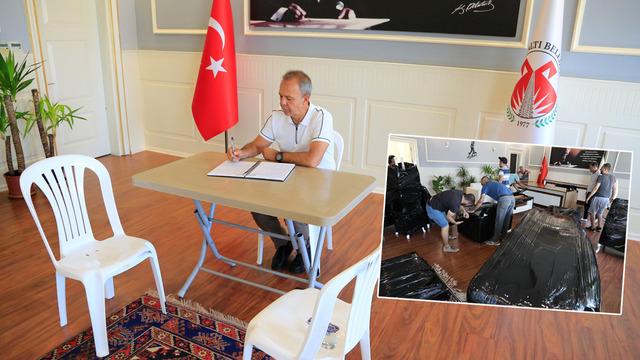 Makam odasına haciz gelmişti! Belediye başkanı plastik sandalye ve masada çalışıyor