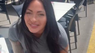 Bunu hep yapıyor! Önce keyifle kahvesini yudumladı ardından iç çamaşırını herkesin ortasında çıkartarak masada bıraktı