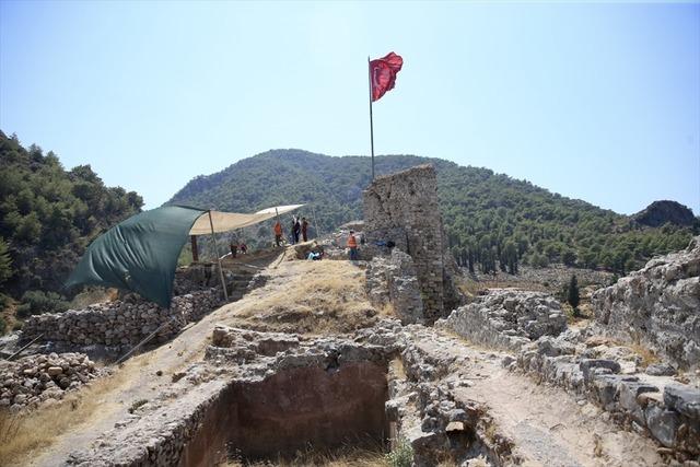 AA-20240822-35459139-35459135-FETHIYE_KALESI_KAZISINDA_HEYKEL_BASI_BULUNDU