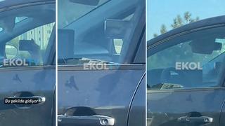 Görüntülere tepki yağdı! Direksiyon başında film izledi... Trafiği birbirine kattı: Kaç arabayı tehlikeye attı