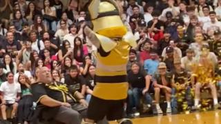 Lise müdürü ve maskottan tuhaf dans! Görüntüler sosyal medyada tepkilere neden oldu... Müdür görevinden uzaklaştırıldı