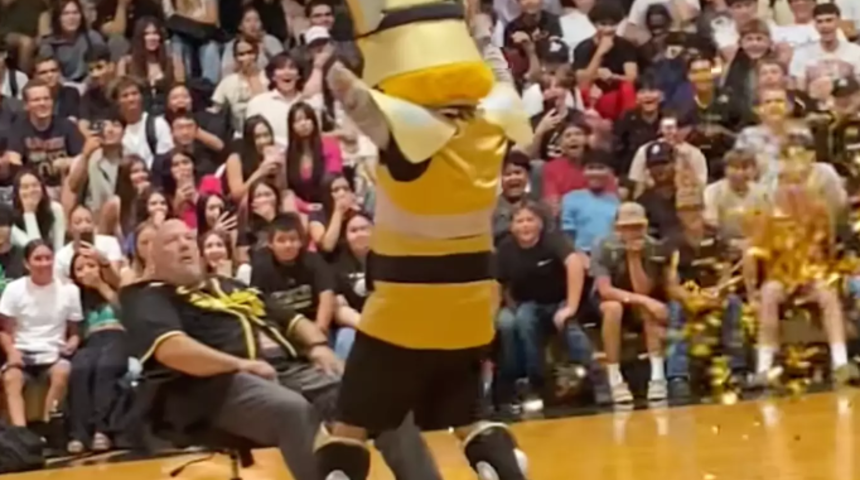 Lise müdürü ve maskottan tuhaf dans! Görüntüler sosyal medyada tepkilere neden oldu... Müdür görevinden uzaklaştırıldı