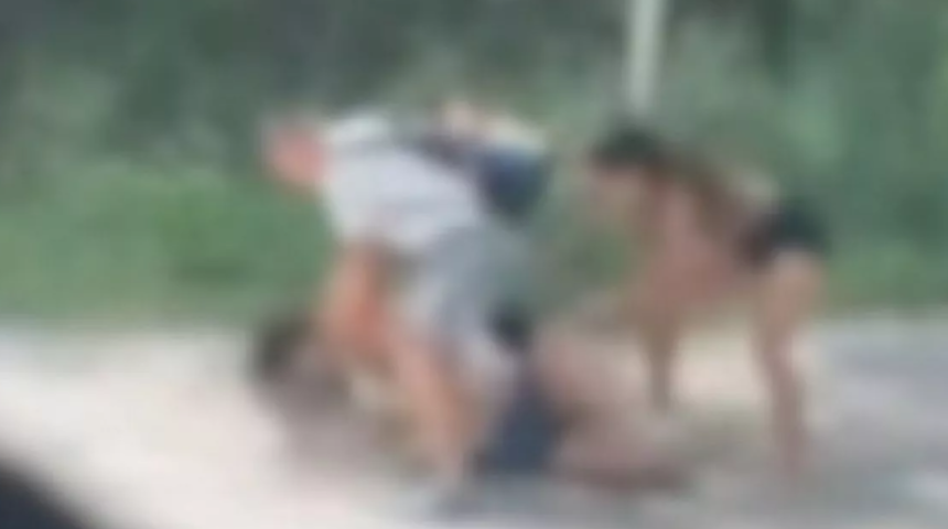 Lise öğrencilerinin kız kavgasına annesi dahil olunca ortalık karıştı! Anne kavgayı ayırmak yerine diğer öğrenciyi darp etti