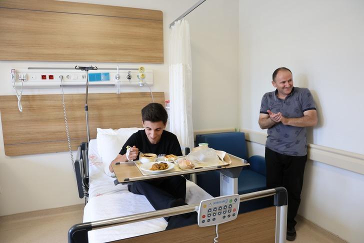 "Yediklerini yutabilmek için zıplıyordu" Milyonda bir görülen hastalıktan kurtuldu! 10 yıl sonra ilk isteği dürüm yemek oldu G2