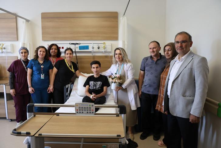 "Yediklerini yutabilmek için zıplıyordu" Milyonda bir görülen hastalıktan kurtuldu! 10 yıl sonra ilk isteği dürüm yemek oldu G3