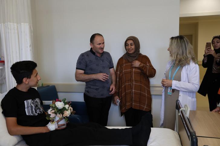 "Yediklerini yutabilmek için zıplıyordu" Milyonda bir görülen hastalıktan kurtuldu! 10 yıl sonra ilk isteği dürüm yemek oldu G5