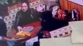 Masaya yemek getiren garsona müşteri bir anda tabakla vurdu! Güvenlik kamerası anbean kaydetti