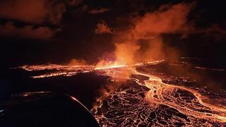 Hollywood filmi değil gerçek! İzlanda'da yeniden yanardağ patladı: Büyüleyici görüntüler!