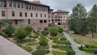 Üniversite mi lüks araç otoparkı mı belli değil! Şaşkına çeviren görüntüler sosyal medyada olay oldu