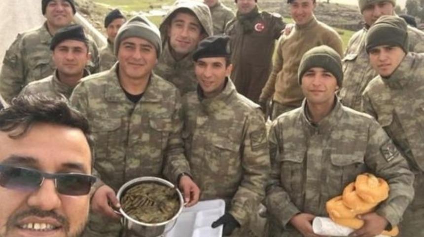 Mehmet&ccedil;ik'e koli koli yemek i&ccedil;in 'a&ccedil;ıklama'