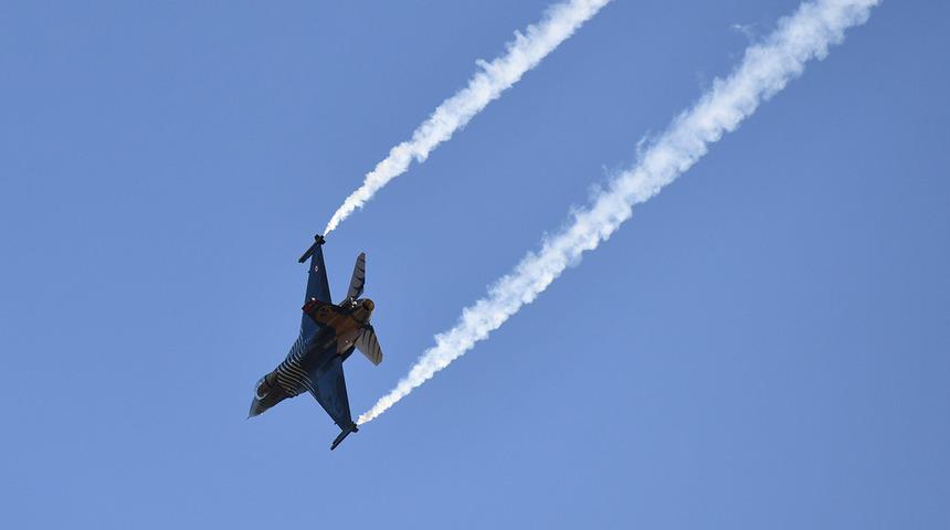 SOLOTÜRK gösterisi nefes kesti! Binlerce kişi heyecanla izledi