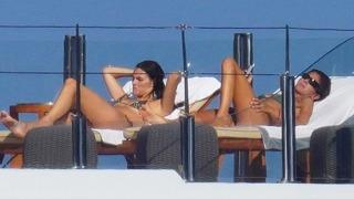 Leonardo DiCaprio'nun genç aşkı açtıkça açtı! Vittoria Ceretti yatta böyle güneşlendi