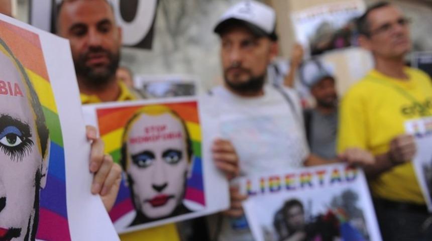 Rusya'yı karıştıran olay! Eşcinseller bakın nasıl evleniyorlar