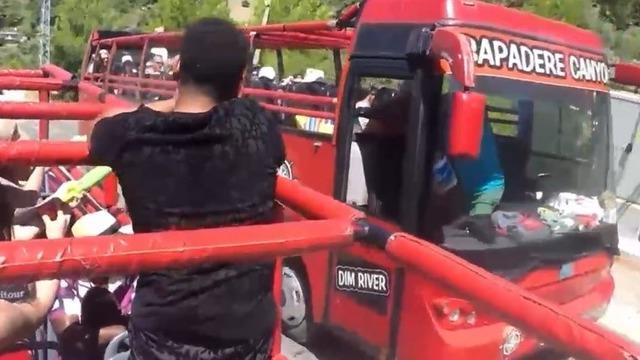 Şoförün su savaşına katılma hevesi az kalsın faciaya neden oluyordu! Soruşturma başlatıldı, işte kesilen ceza...