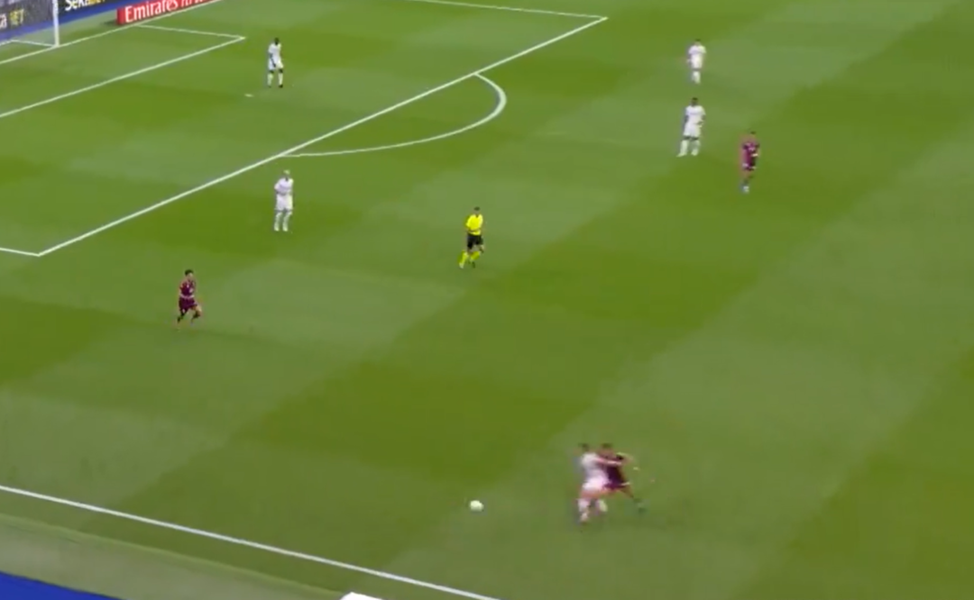 T&uuml;m stat ayağa kalktı! Arda G&uuml;ler'e yapılan hareket sonrası Ancelotti &ccedil;ılgına d&ouml;nd&uuml;... Sahanın i&ccedil;ine kadar girdi