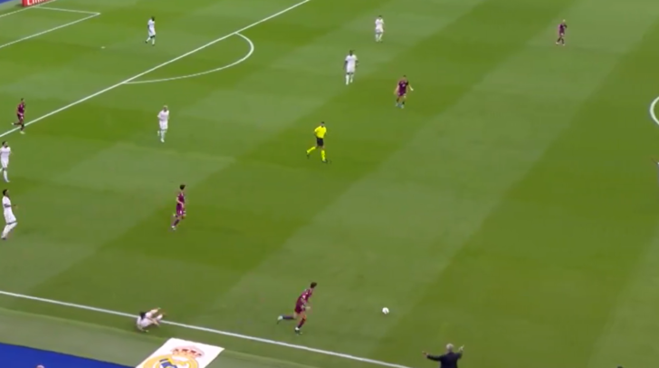 Tüm stat ayağa kalktı! Arda Güler'e yapılan hareket sonrası Ancelotti çılgına döndü... Sahanın içine kadar girdi G2