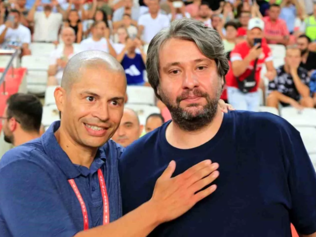 Bu maçta yok yok! 3 penaltı, 1 kırmızı kart, 9 sarı kart... Alex de Souza'nın ekibi Antalyaspor Hatayspor karşısında 2-0'dan döndü