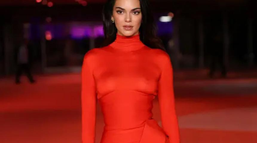 Tarzı sık sık eleştiriliyordu! Kendall Jenner bu sefer hayran bıraktı