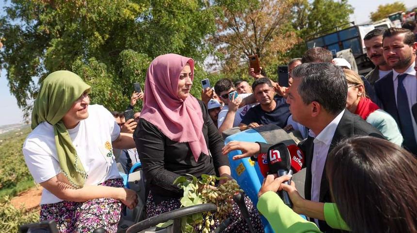 Sosyal medya onu konuşuyor! Özel'in önünü kesip sorunlarını anlatmışlardı... Çiftçi kadın o ismin eşi çıktı