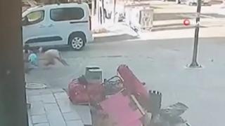 Direksiyon hakimiyetini kaybeden kadın, arabayla 3 çocuğun üstünden geçti