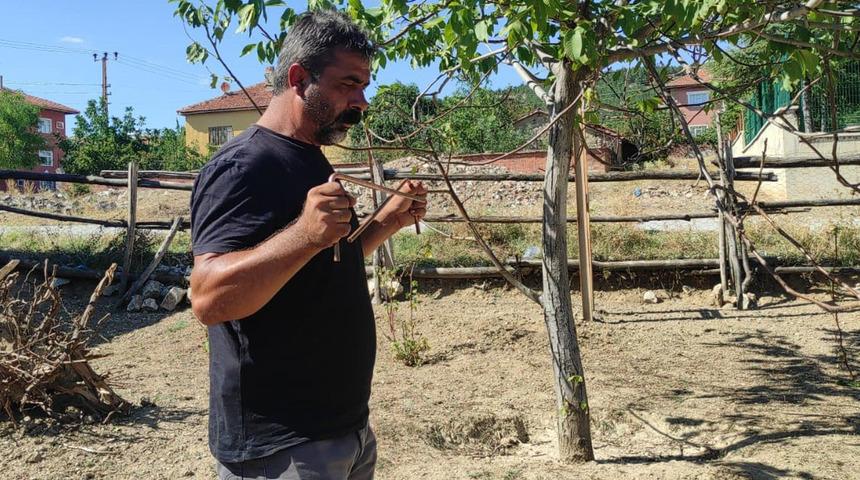 'Talep çok fazla' İlk kendi bahçesinde buldu, sonra 2 bin kişiye... Bakır çubuklarla arıyor! Şehir şehir dolaşıyor 'Yanılma payı yok'