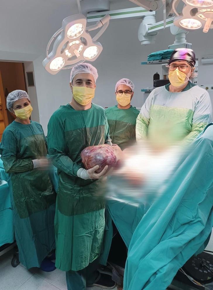 Ameliyattan korkup kaçtı ama... Vücudundan tam 15 kiloluk dev kitle çıktı! G2