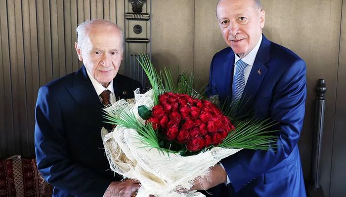 Nedeni merak edildi! Cumhurbaşkanı Erdoğan'dan Bahçeli'ye anlamlı hediye... 76 adet gül verdi