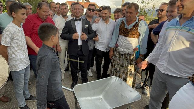 Damadın önünü el arabasıyla kesti! 'İçini parayla doldur' Bir türlü ikna olmayınca...