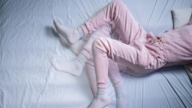 Huzursuz bacak sendromu belirtileri nelerdir, tedavisi nasıl yapılır? Huzursuz bacak sendromuna ne iyi gelir?